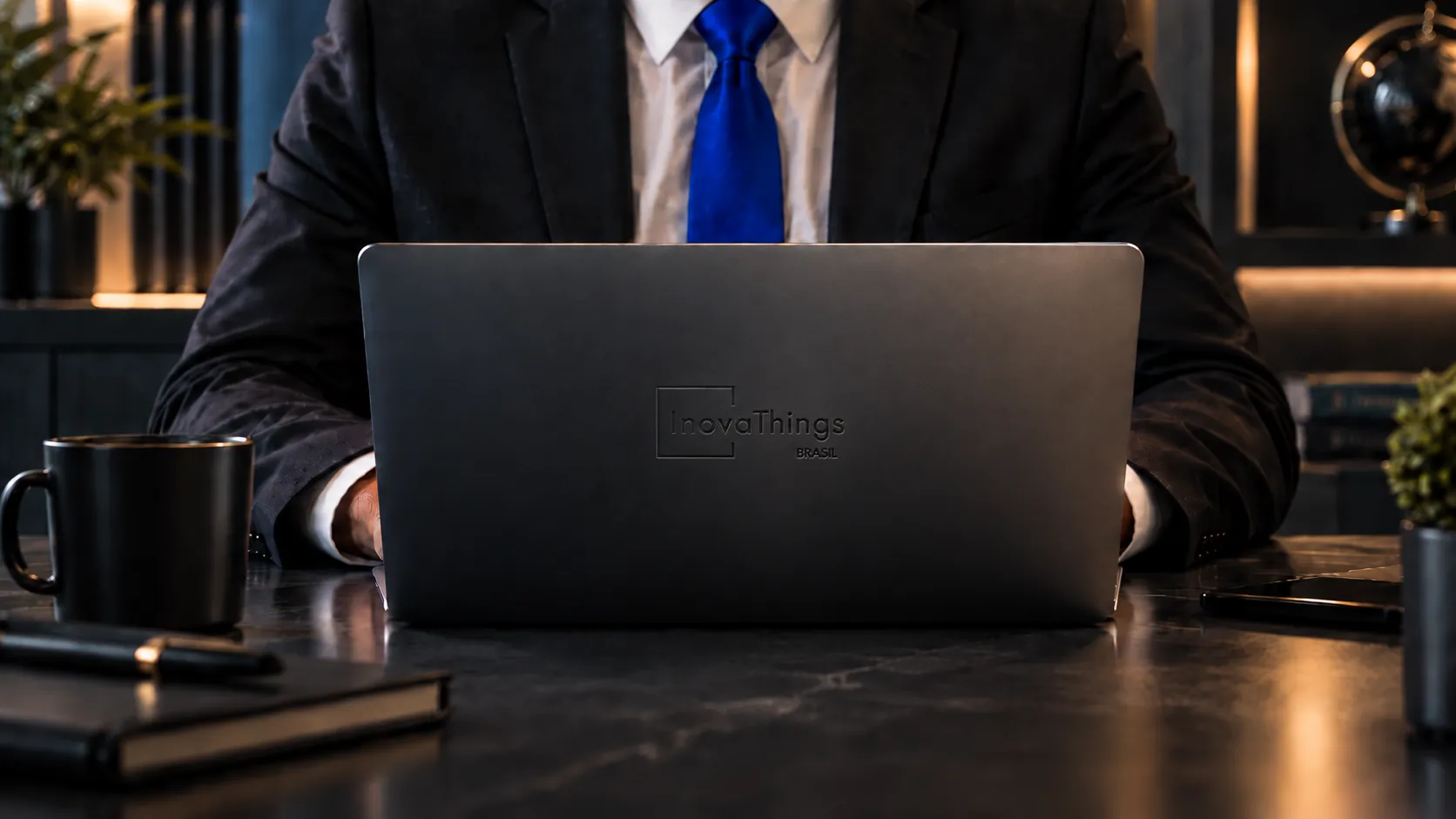 Profissional em mesa de trabalho com notebook